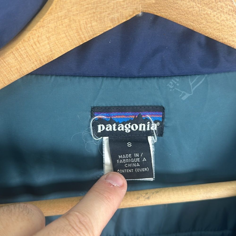Patagonia Purple and Navy Men's Jacket - Picture 6 of 6